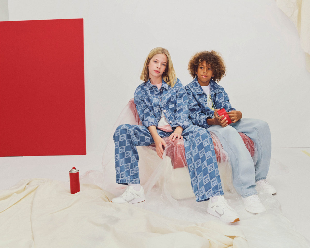 Drie kinderen in denim looks van HUGO — outfit-inspiratie voor kinderen bij Niñoz Almere