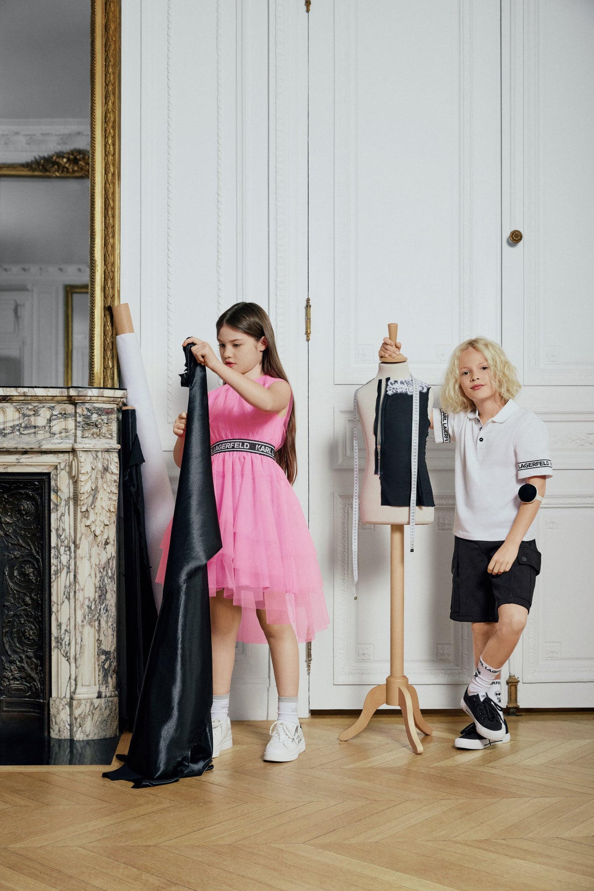 Kinderen in Karl Lagerfeld Kids outfits in een studio — fashion-forward kindermode bij Niñoz Almere