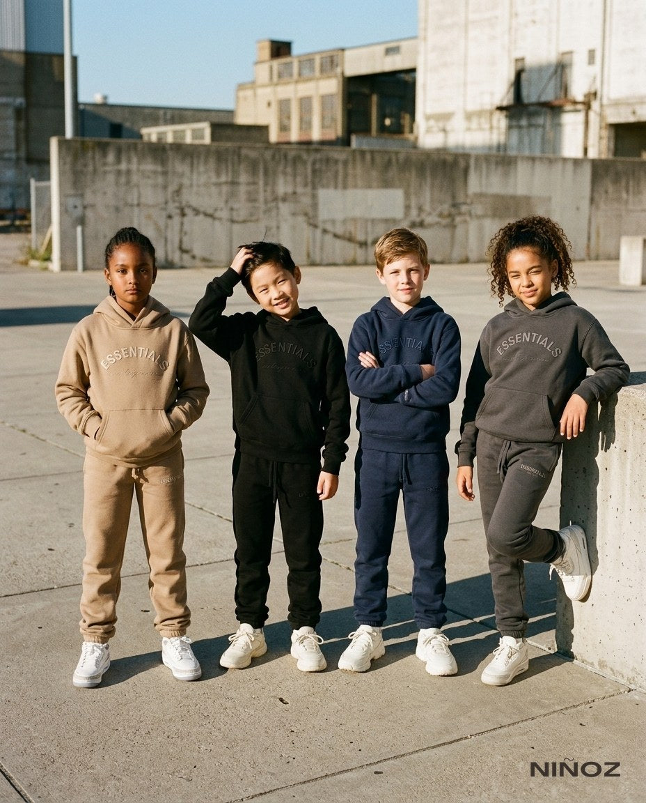Essentials Cou7ure kids zomer — vier kinderen in tracksuits op een plein bij Niñoz