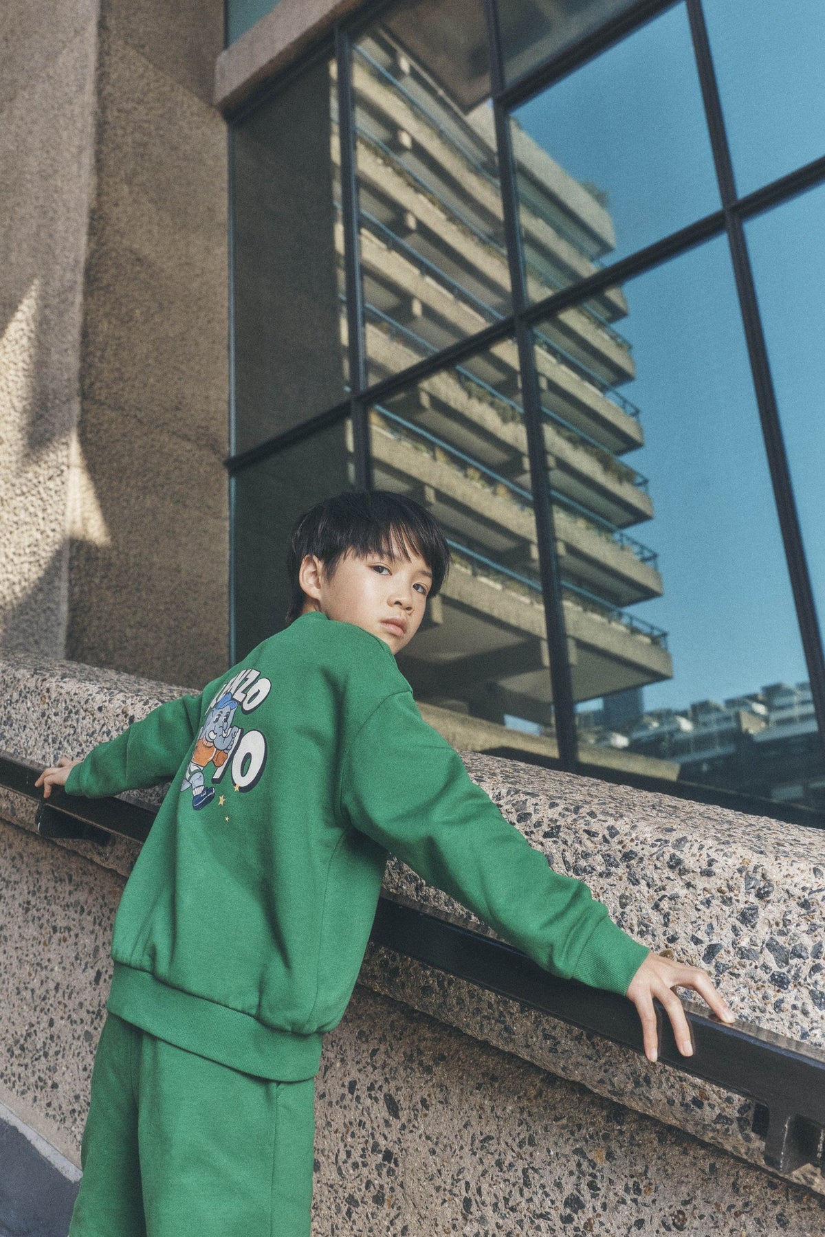 Jongen in groene Kenzo Kids sweater — jongenstruien winter 2026 bij Niñoz Almere