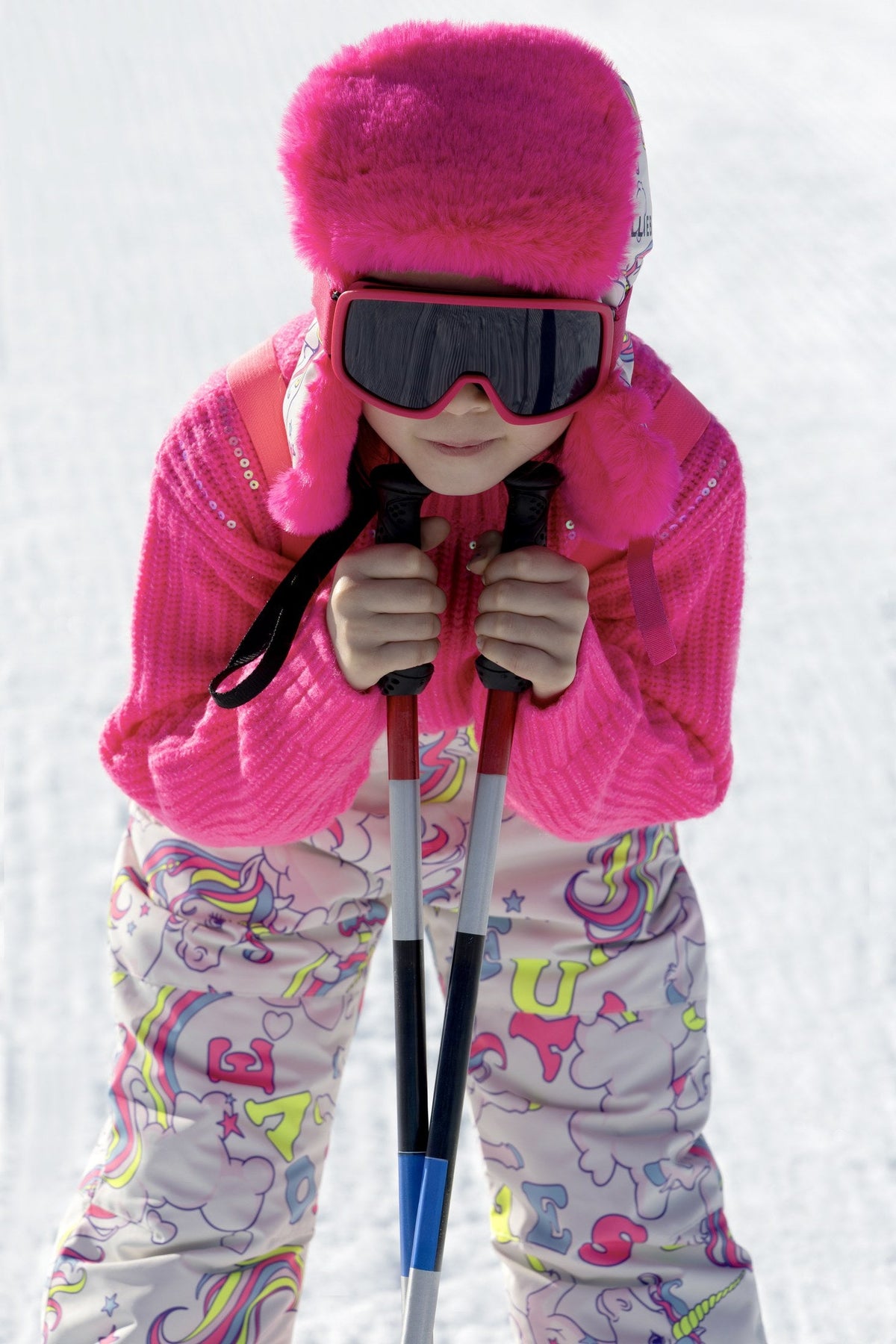 Meisje met roze bontmuts en skibril van Billieblush — meisjesaccessoires winter 2026 bij Niñoz Almere