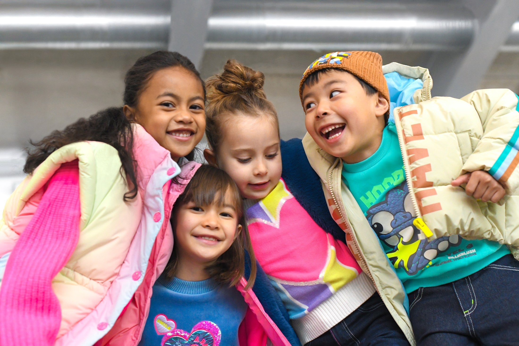 Vrolijke kinderen in kleurrijke Billieblush donsjassen — Billieblush winter 2026 bij Niñoz Almere