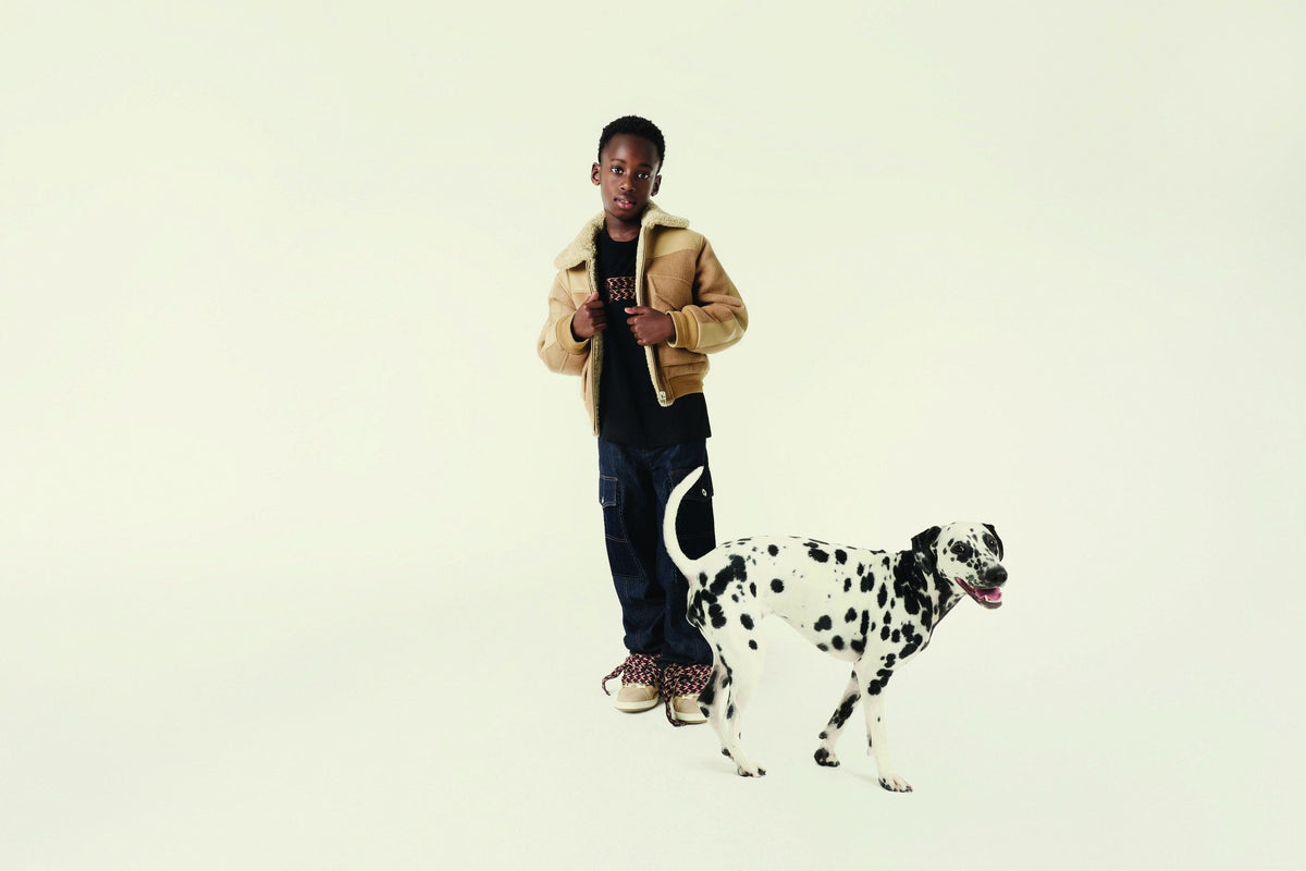 Jongen in Lanvin winteroutfit met dalmatiër — Lanvin kinderkleding winter 2026 bij Niñoz Almere