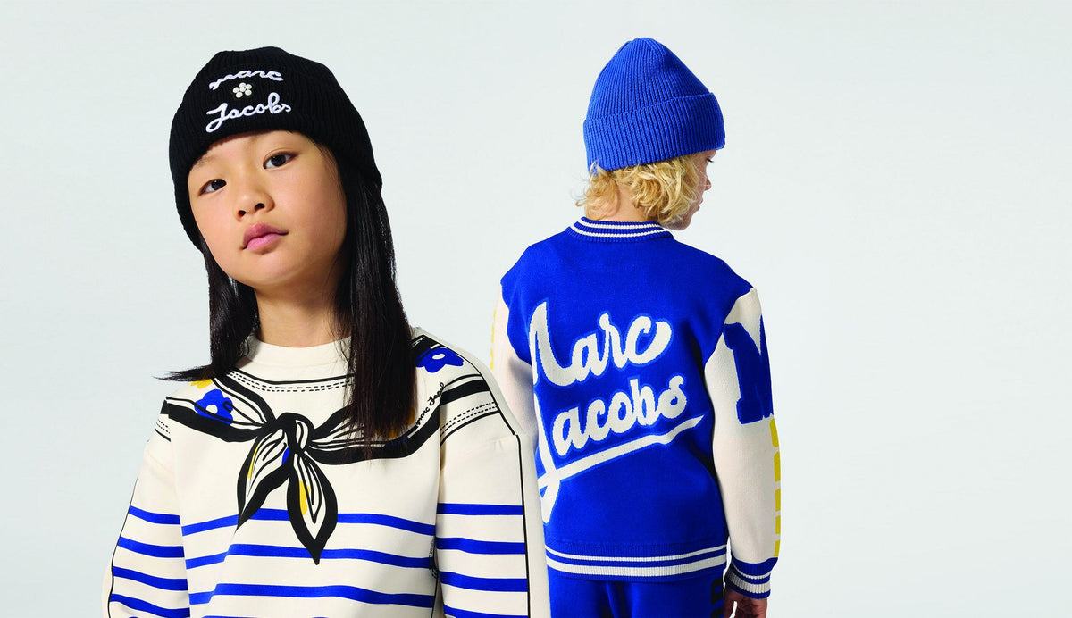 Twee kinderen in Marc Jacobs winterkleding met logomutsen — Marc Jacobs kids winter 2026 bij Niñoz Almere