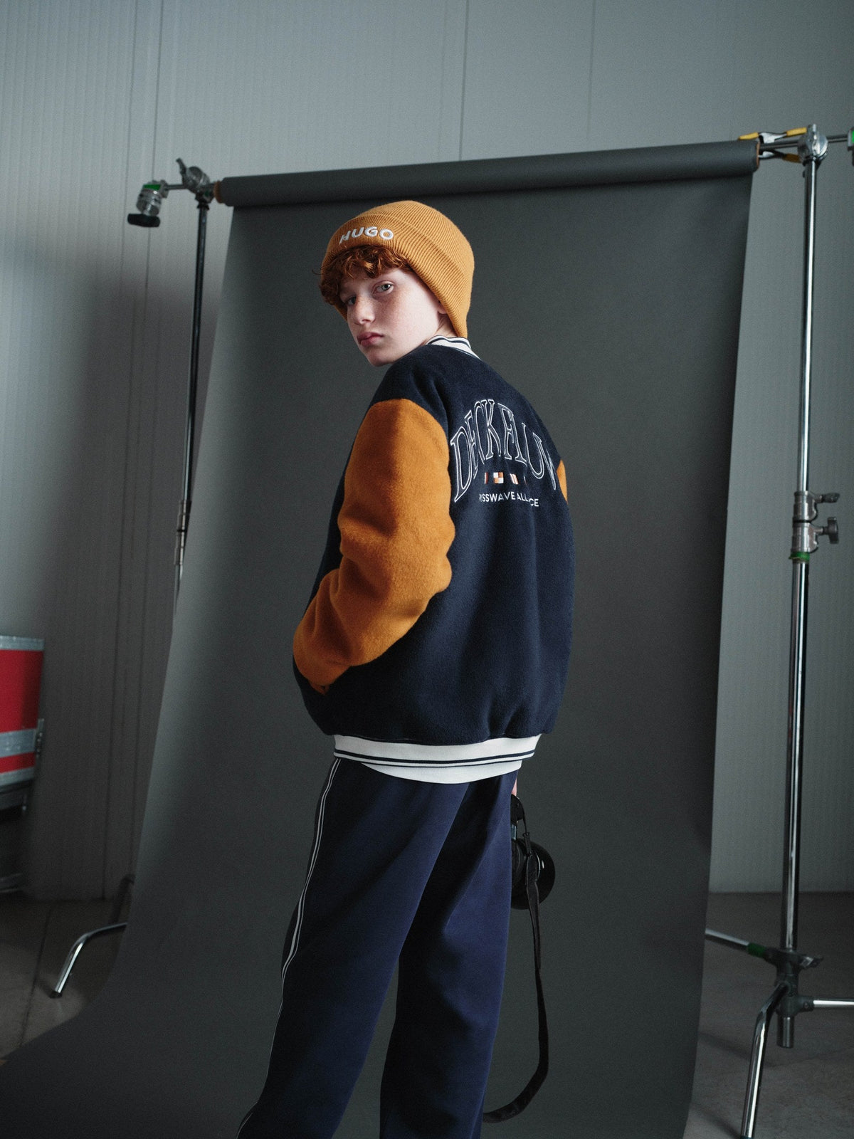 Jongen in HUGO varsity-jack en muts — HUGO kinderkleding winter 2026 bij Niñoz Almere