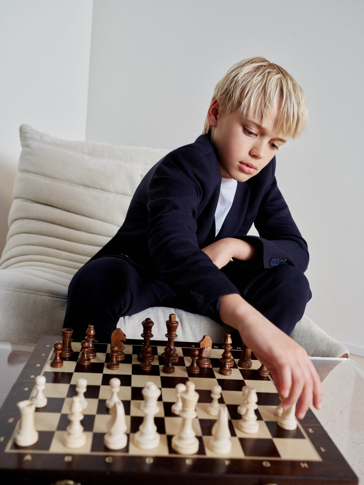 Jongen in marineblauw BOSS colbert — jongensvesten winter 2026 bij Niñoz Almere