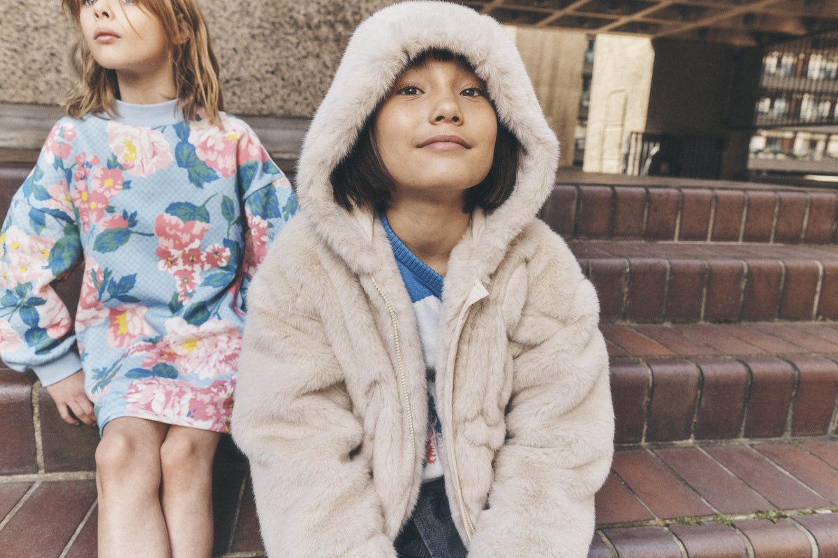 Twee meisjes in Kenzo Kids bontjassen met bloemenprint — Kenzo Kids winter 2026 bij Niñoz Almere