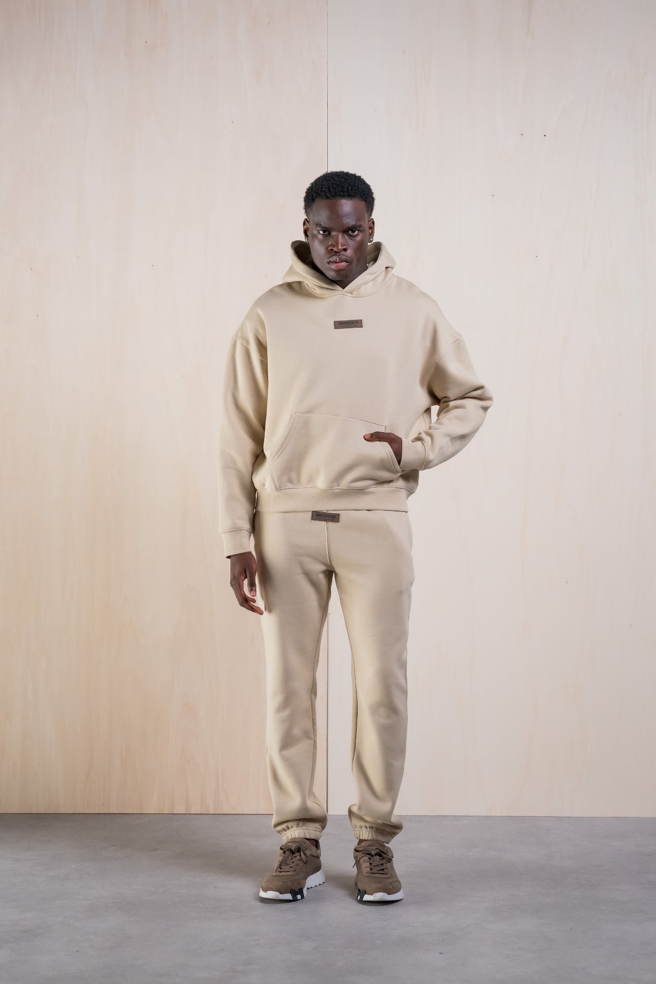 Essentials RUBBER TRAININGSANZUG - SAND