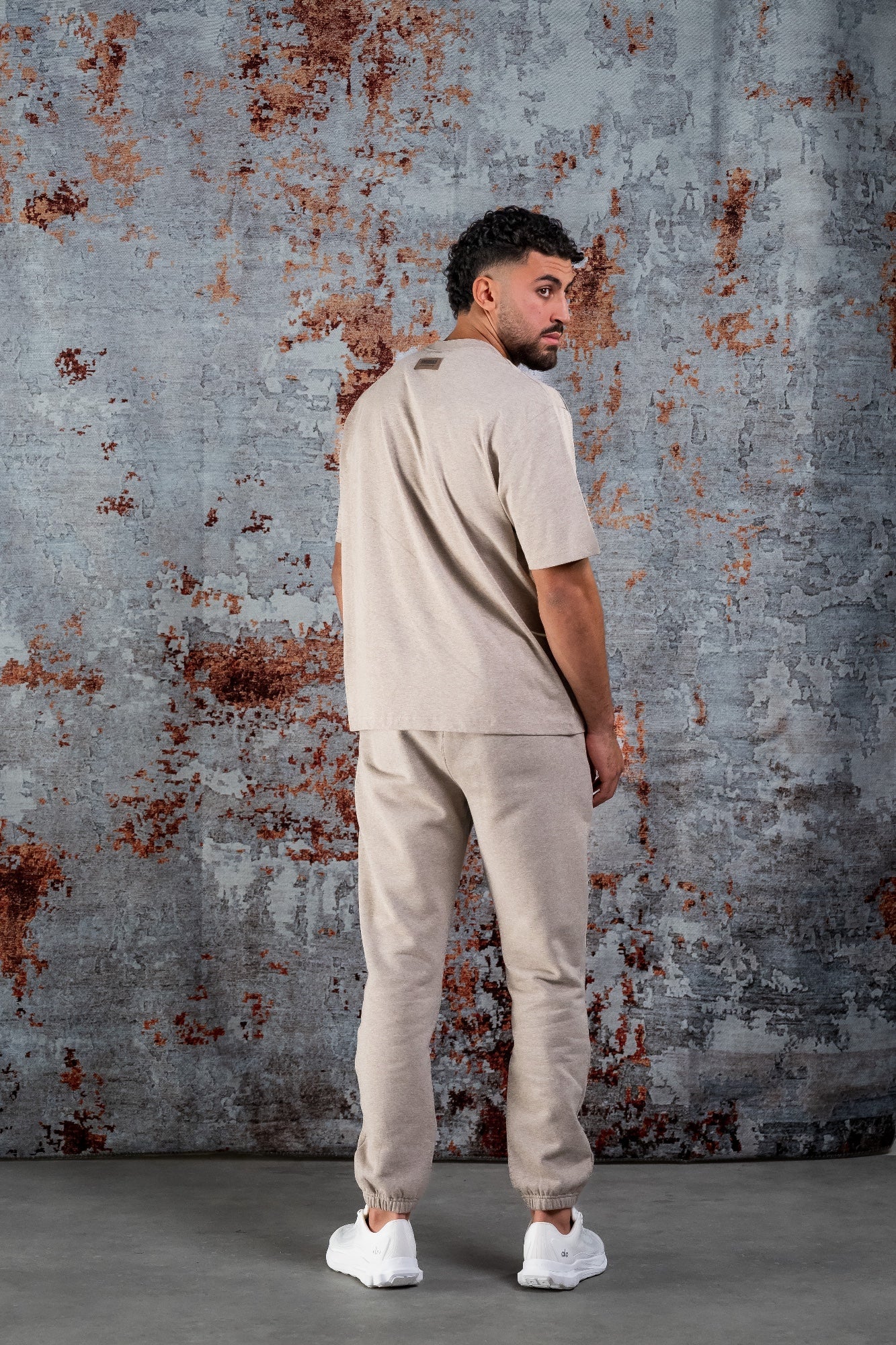 Essentials BASIC CURVE SHIRT - DARK BEIGE
