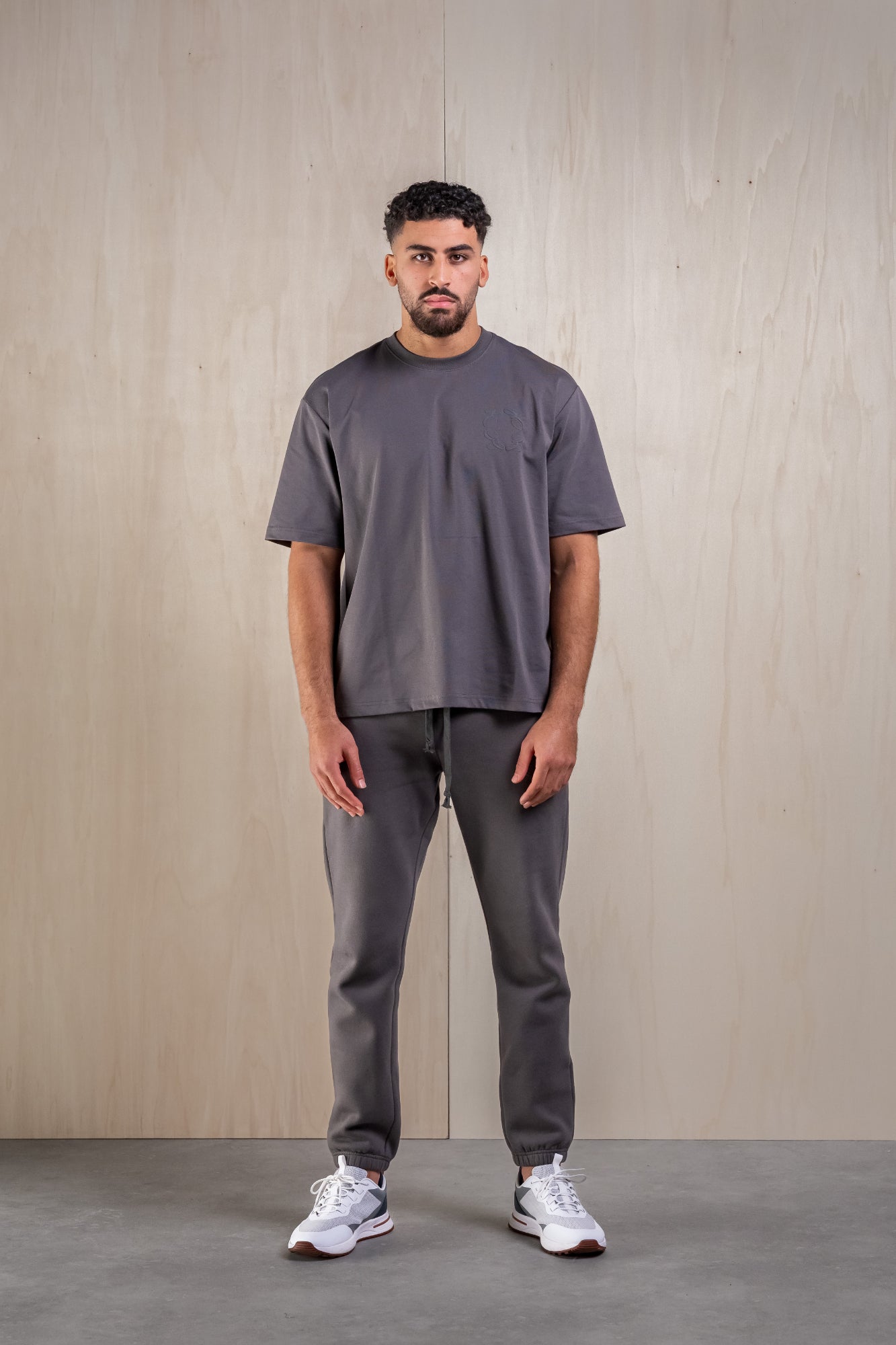 Essentials CLASSIC LOGO SHIRT – DUNKELGRAU