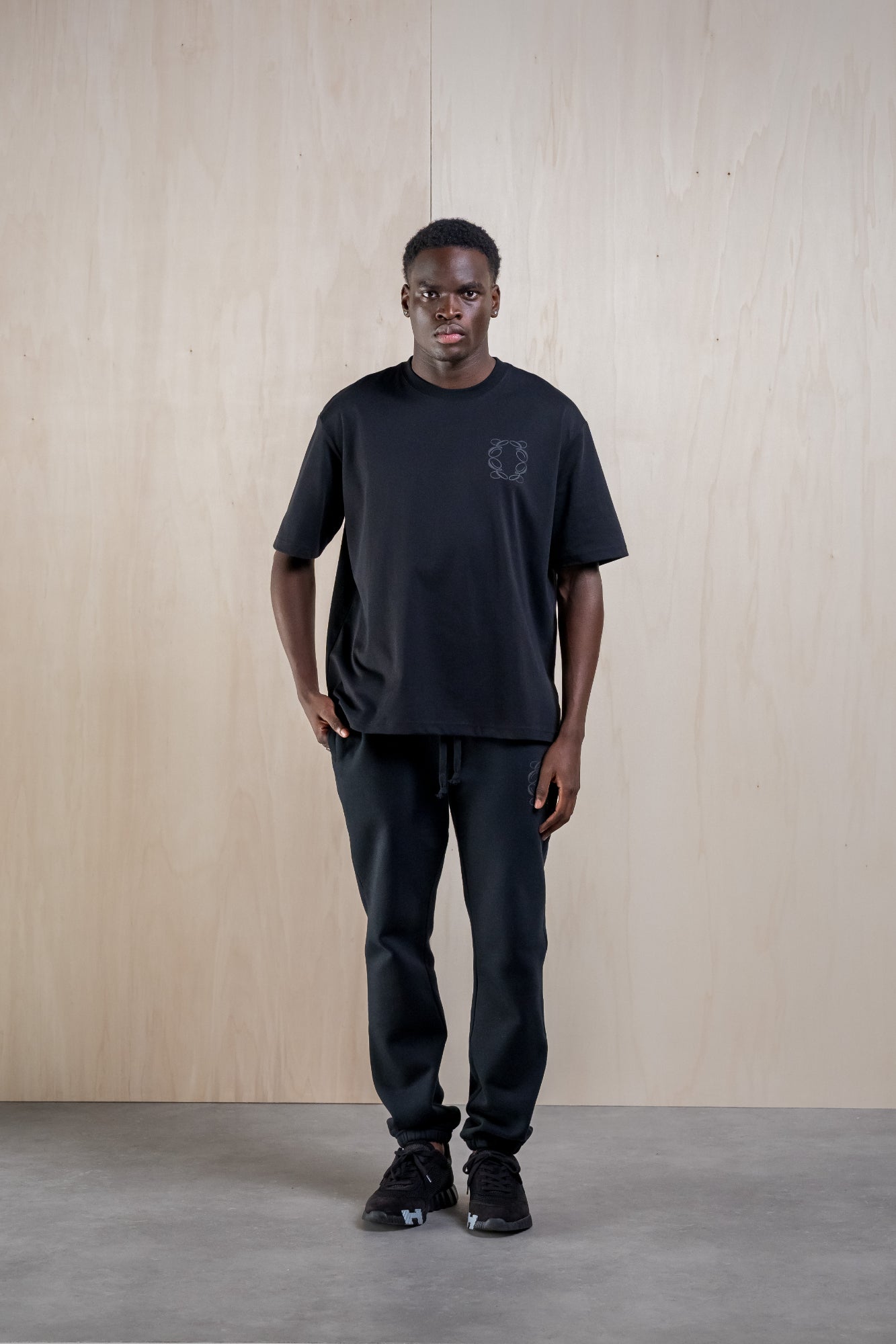 Essentials CLASSIC LOGO SHIRT – SCHWARZ