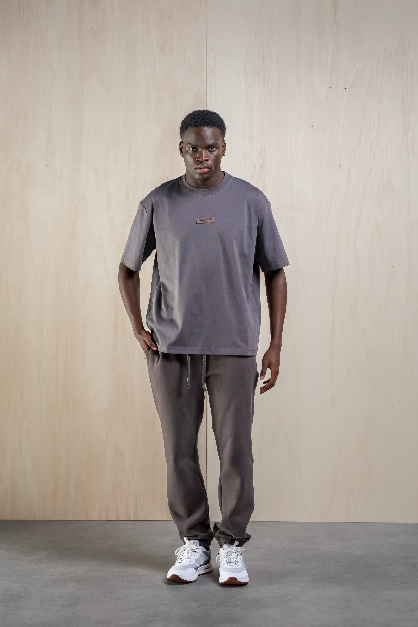 Essentials GUMMIERTE SHIRT - DARK GREY