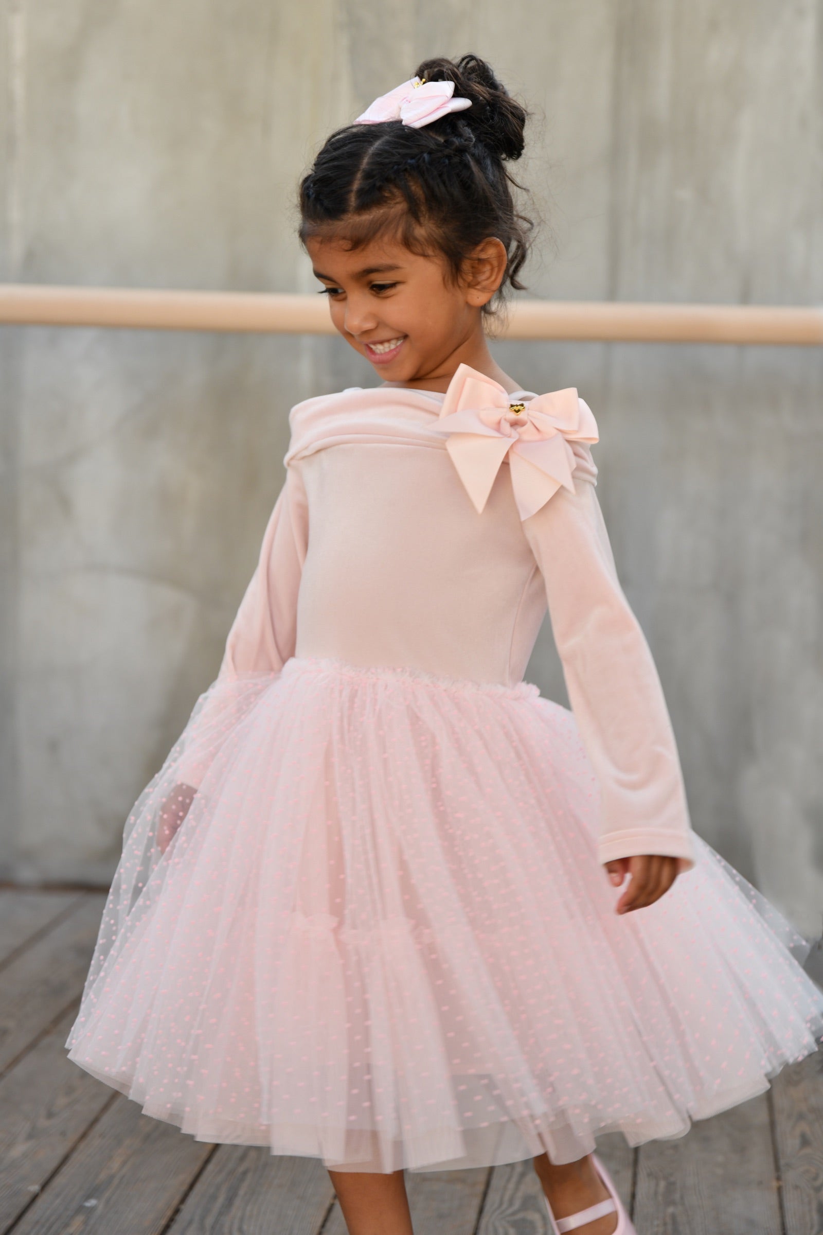 Angel's Face Hepburn jurk zacht blush, zijaanzicht – designer kinderkleding | Niñoz Almere