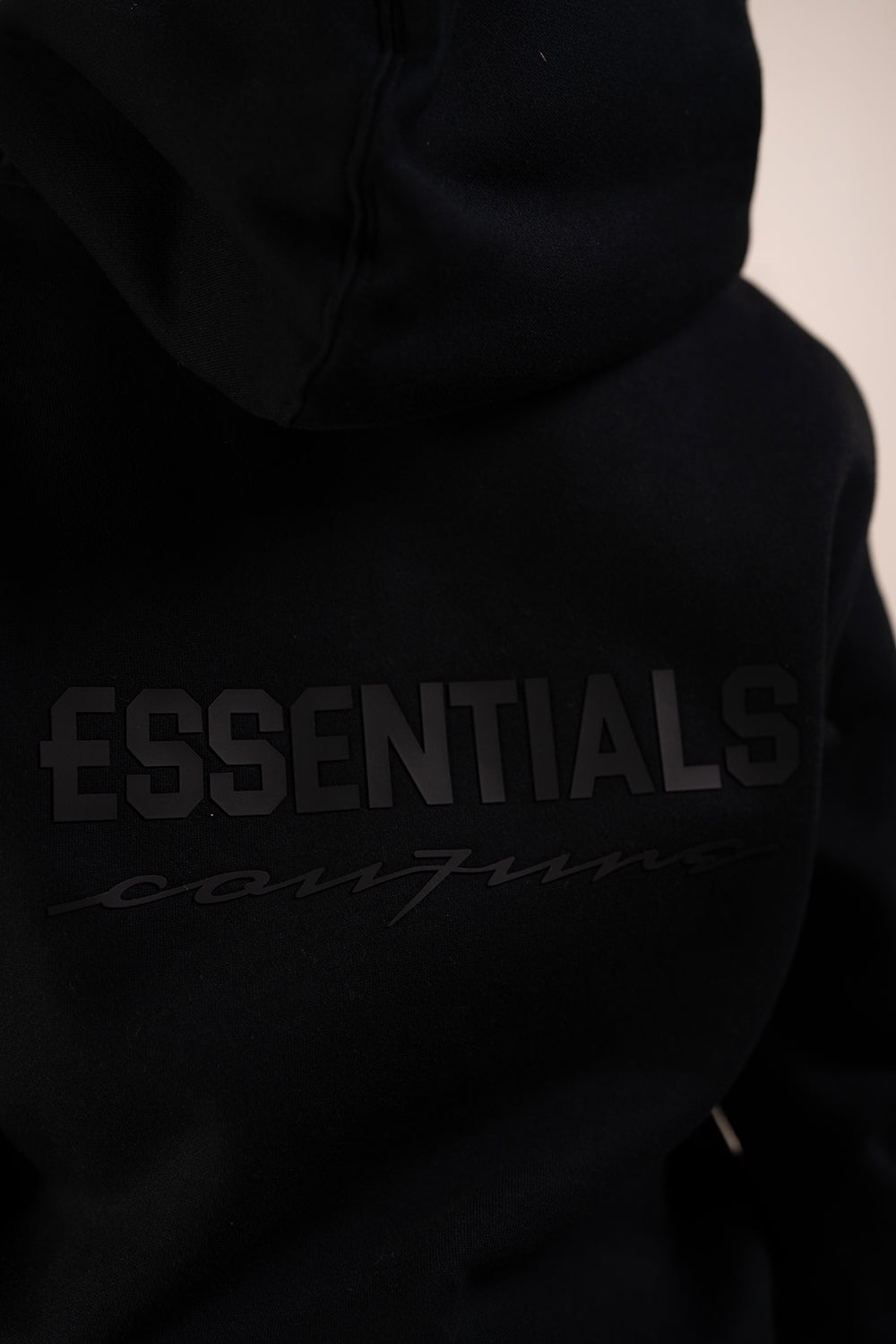Essentials Cou7ure Kids Rubber Tracksuit Zwart β detail ruglogo β designer kinderkleding | NiΓ±oz Almere