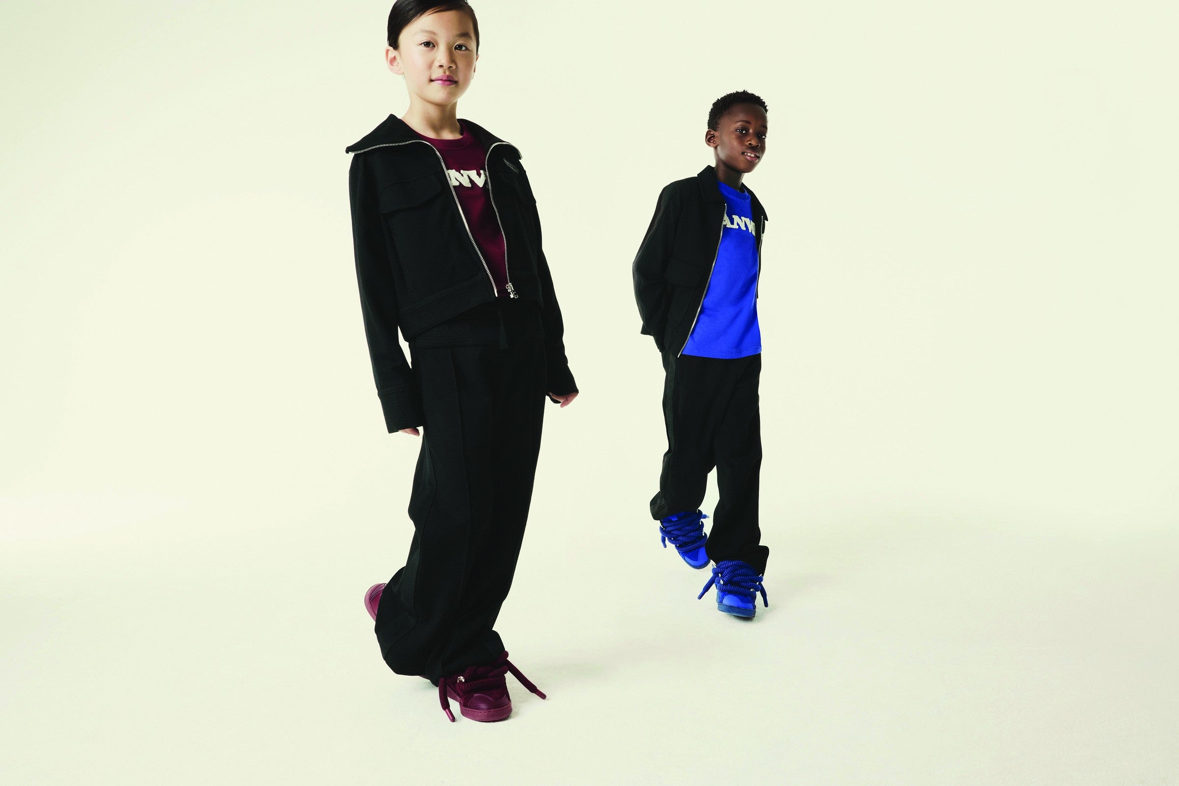 Twee kinderen in zwarte en blauwe Lanvin winteroutfits — Franse designer kinderkleding bij Niñoz Almere