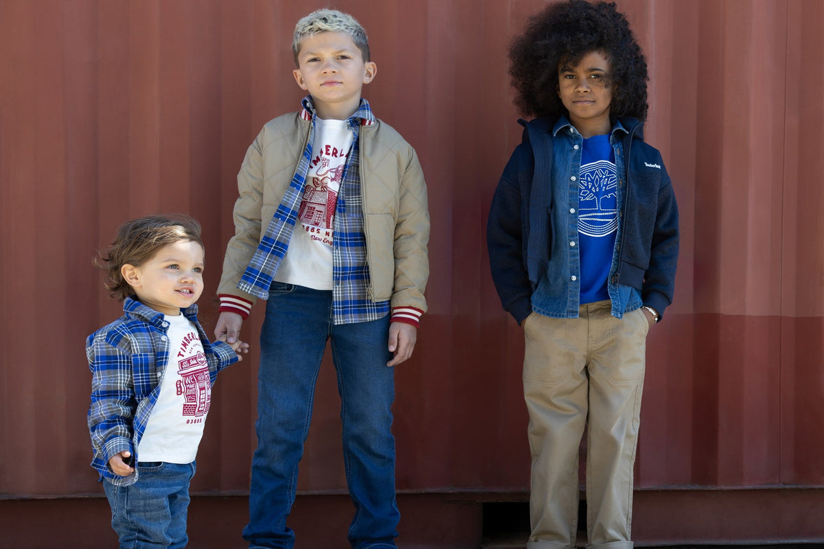 Drie jongens in Timberland winterjassen en boots — Timberland kinderkleding winter 2026 bij Niñoz Almere