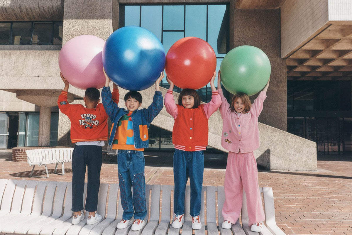 Kinderen met ballonnen in Kenzo Kids winterkleding — designer kinderkleding per merk bij Niñoz Almere