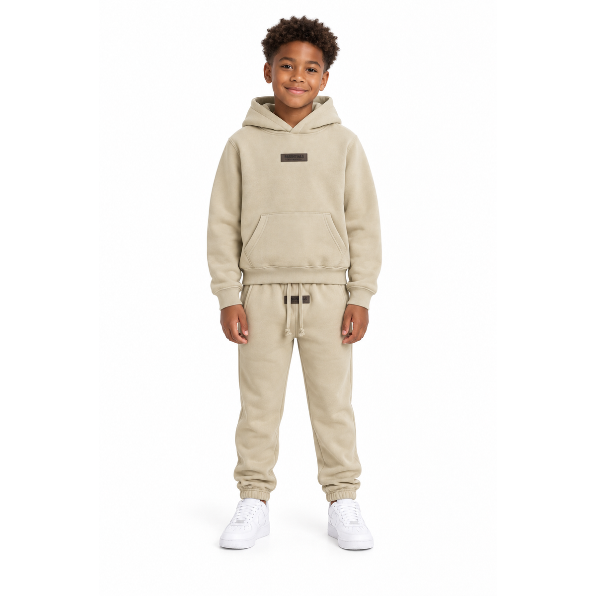 Essentials Cou7ure kids Rubber joggingpak beige op model, maat 10 jaar | Ninoz Almere