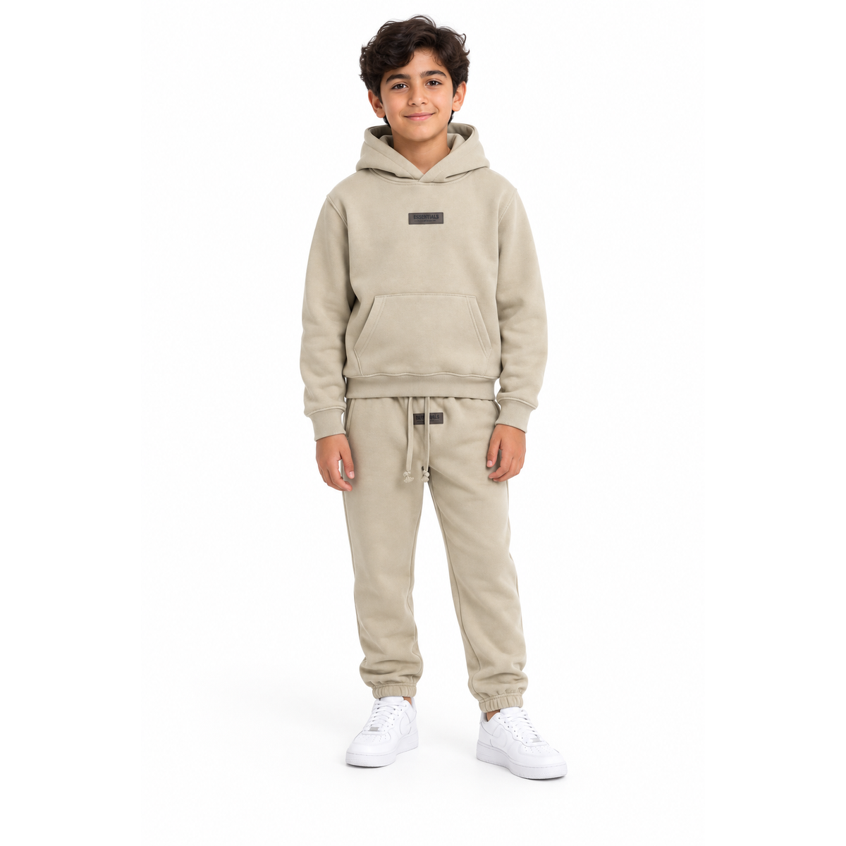 Essentials Cou7ure kids Rubber joggingpak beige op model, maat 12 jaar | Ninoz Almere