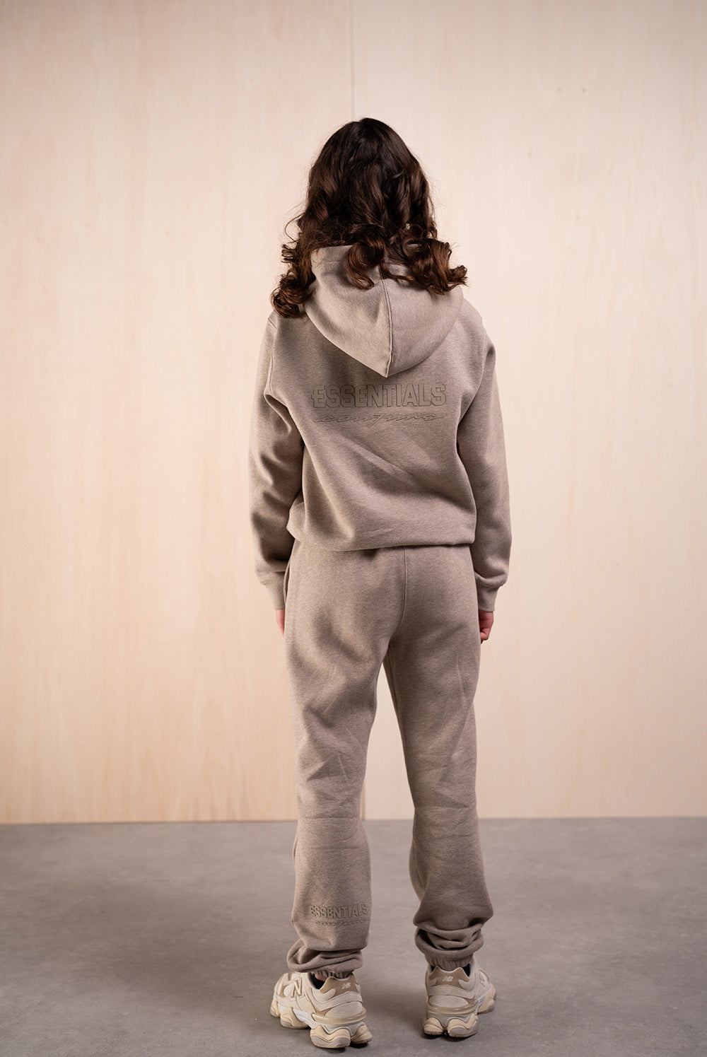 Essentials Cou7ure Kids Rubber Tracksuit Donkerbeige – achterkant – designer kinderkleding | Niñoz Almere