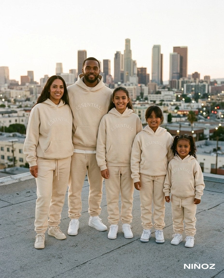 Essentials Cou7ure — gezin in matchende tracksuits voor de skyline, Niñoz Almere