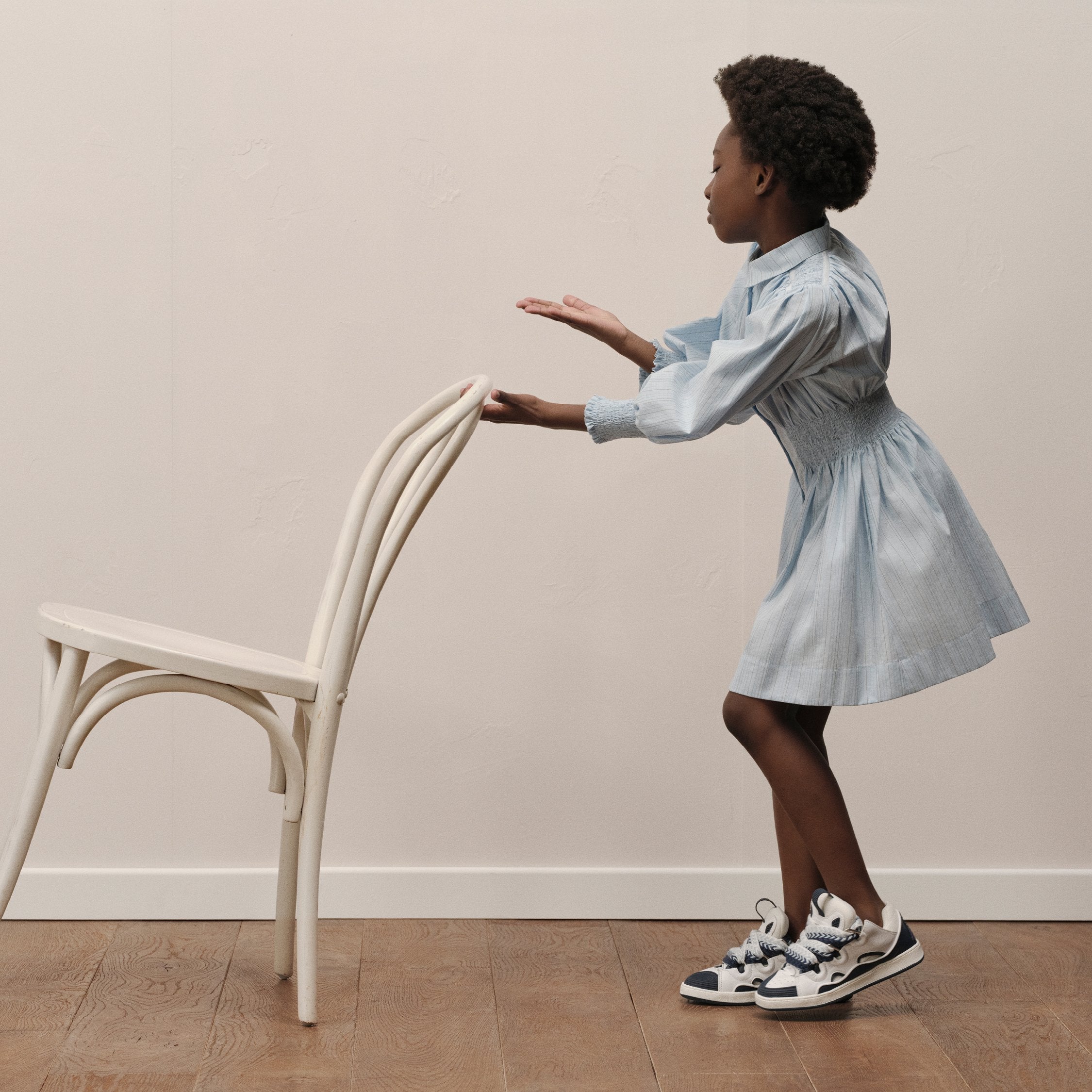 Meisje in zilvergrijze Lanvin jurk — Franse designer kinderkleding bij Niñoz Almere